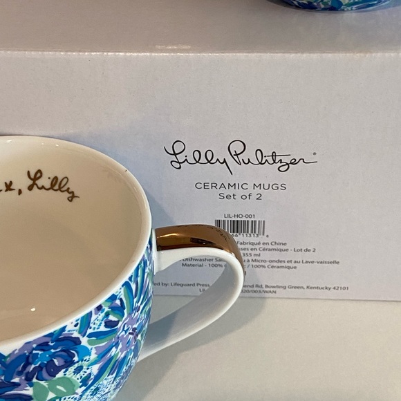 NWT Lilly Pulitzer Mugs Set of 2 Blue Floral Ceramic 12 oz. New in Box Lion Logo - Picture 4 of 4